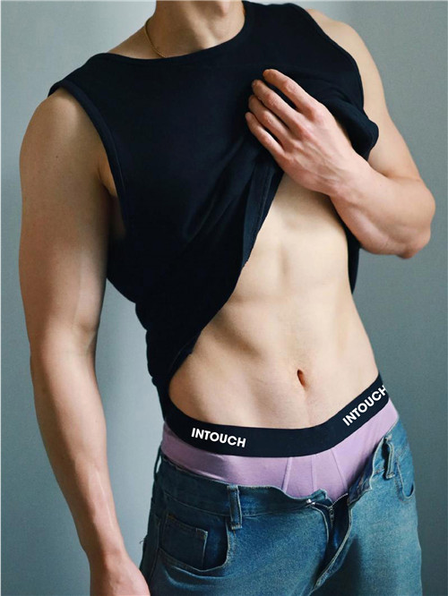 Why Visible Men's Underwear Waistbands Became a Trend